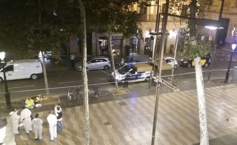 Ново ВИДЕО показва как белият бус гази пешеходци в сърцето на Барселона 