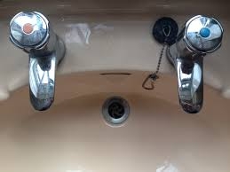Мистерия: Защо британците използват две отделни кранчета за мивката?