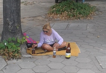 Блондинка събра очите на минувачите в Пловдив! Сложи одеяло на тротоара и... (СНИМКА)