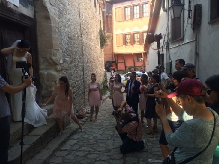 Гиздавата сватба на Инна и Алеко събра тълпа в Пловдив, 30 японци ги обкръжиха и... (СНИМКИ)