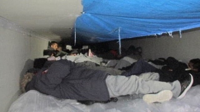 Сгащиха мигранти в хладилен камион с броколи! Прекарали дни на кучи студ 