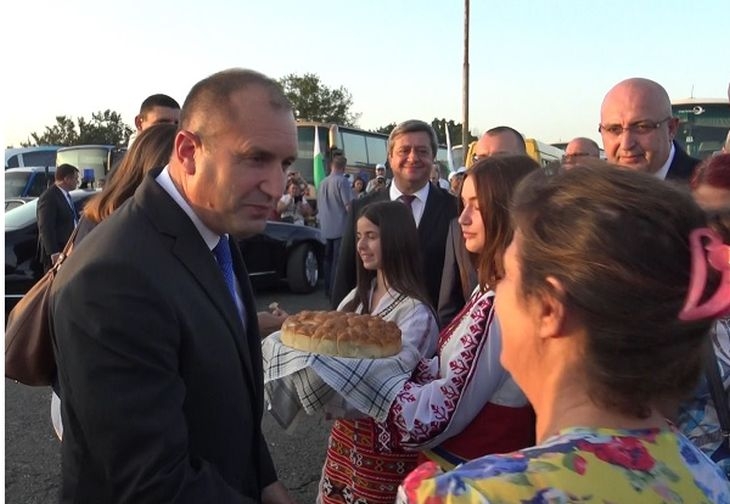 Тракийка трогна президента Радев, даде му уникален дар (ВИДЕО)