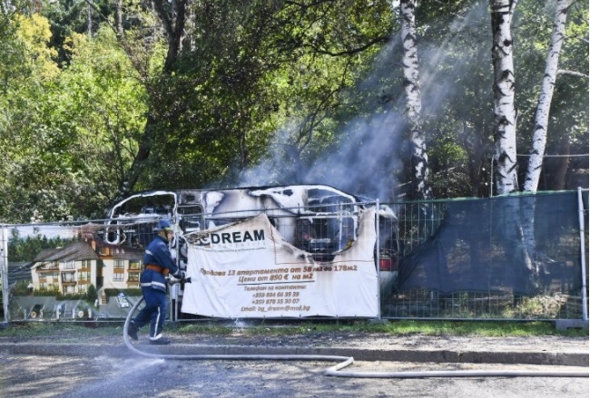 Каравана изгоря близо до катастрофата с патрулка в София (СНИМКИ)