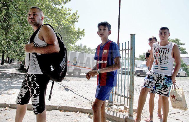 Роми без бански се оплакват, че не ги пуснали на басейн в Пловдив, въпреки че имали чехли и хавлия (СНИМКИ)