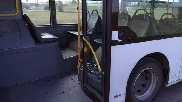 Сигнал до БЛИЦ: Младеж строши стъкло на автобус на градския транспорт в София