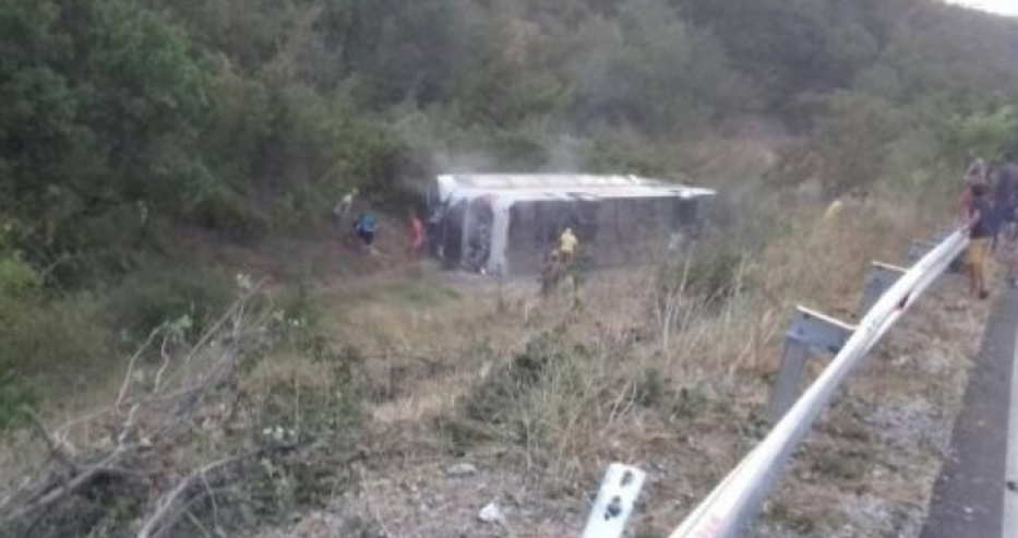 Страшна автобусна катастрофа, има загинал и ранени