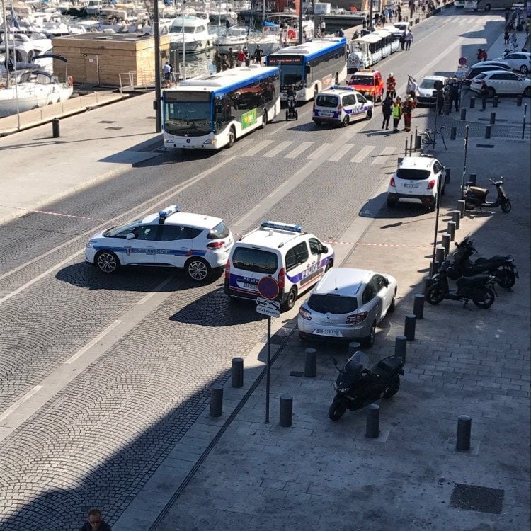 Ужас във Франция! Кола се вряза в спирка в Марсилия, най-малко един убит (СНИМКА)