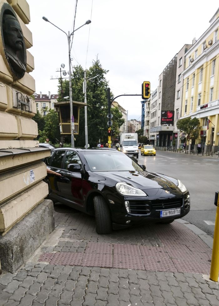 Шофьорка спука гума с тузарското си порше в София и сътвори голяма глупост (СНИМКИ)   