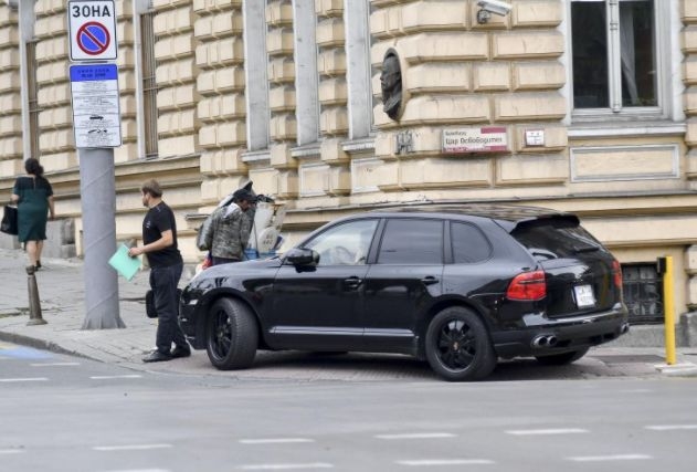 Шофьорка спука гума с тузарското си порше в София и сътвори голяма глупост (СНИМКИ)   