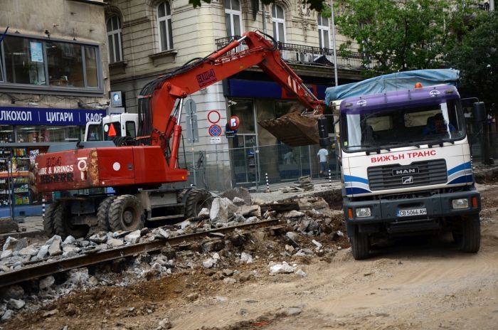 Фоторепортаж в БЛИЦ: Кога ще приключи транспортният ад заради бул. "Дондуков"? (СНИМКИ)