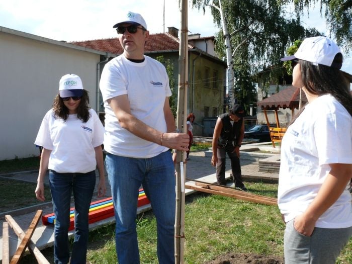 "Герои в зелено" на Пощенска банка участват в проект за облагородяване на град Самоков 