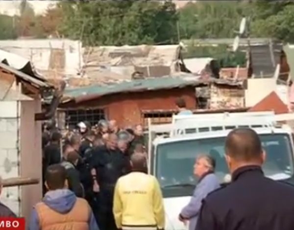 Тежка техника руши цигански катун в софийския квартал "Захарна фабрика", кметът на Илинден се загрижи за ромските деца 