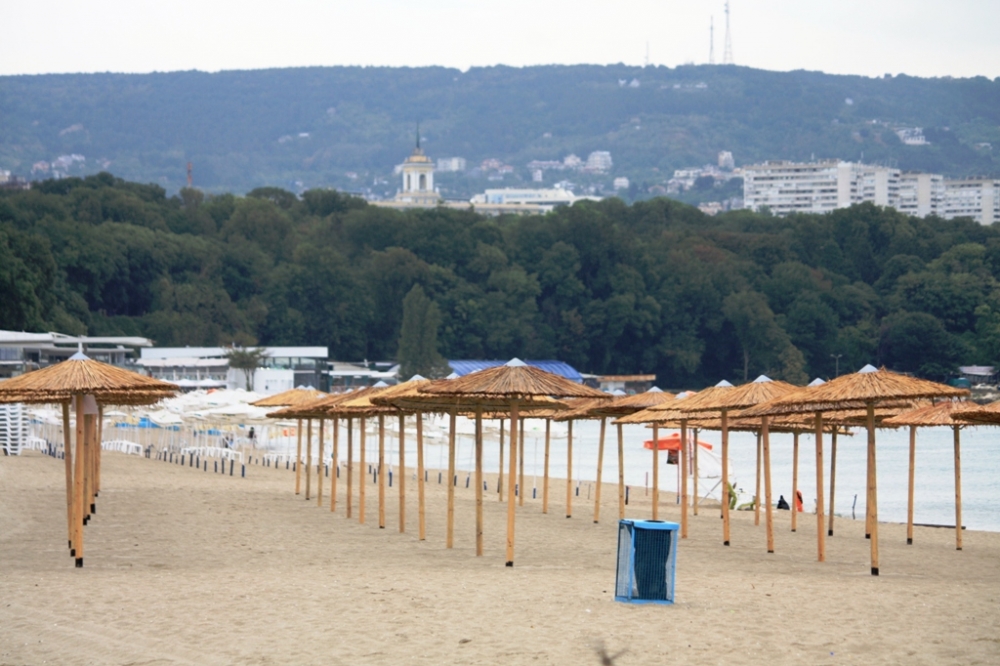 Варна днес е тъжна гледка, няма жив човек на плажа (СНИМКИ)