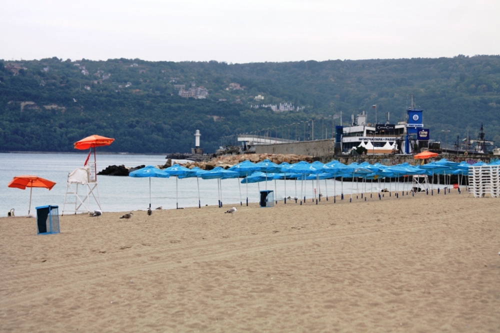 Варна днес е тъжна гледка, няма жив човек на плажа (СНИМКИ)