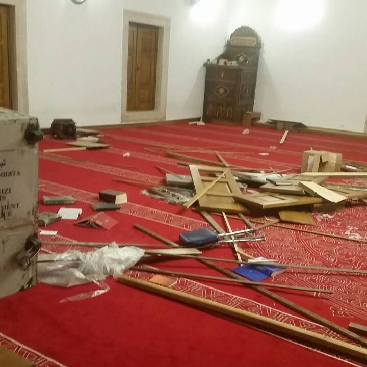 Вандал посегнаха на джамията в София (СНИМКИ)