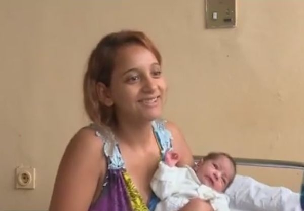 Това е впечатляващата история на 16-годишната ромка Мирена, която роди за 10 минути в такси на път за болницата в Стара Загора (ВИДЕО)