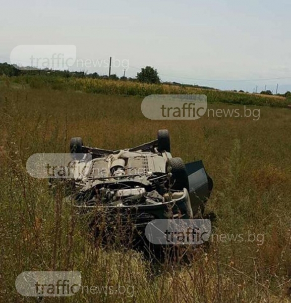 Тежко меле край Пловдив: Кола се обърна в нива, четирима бяха на косъм (СНИМКА)