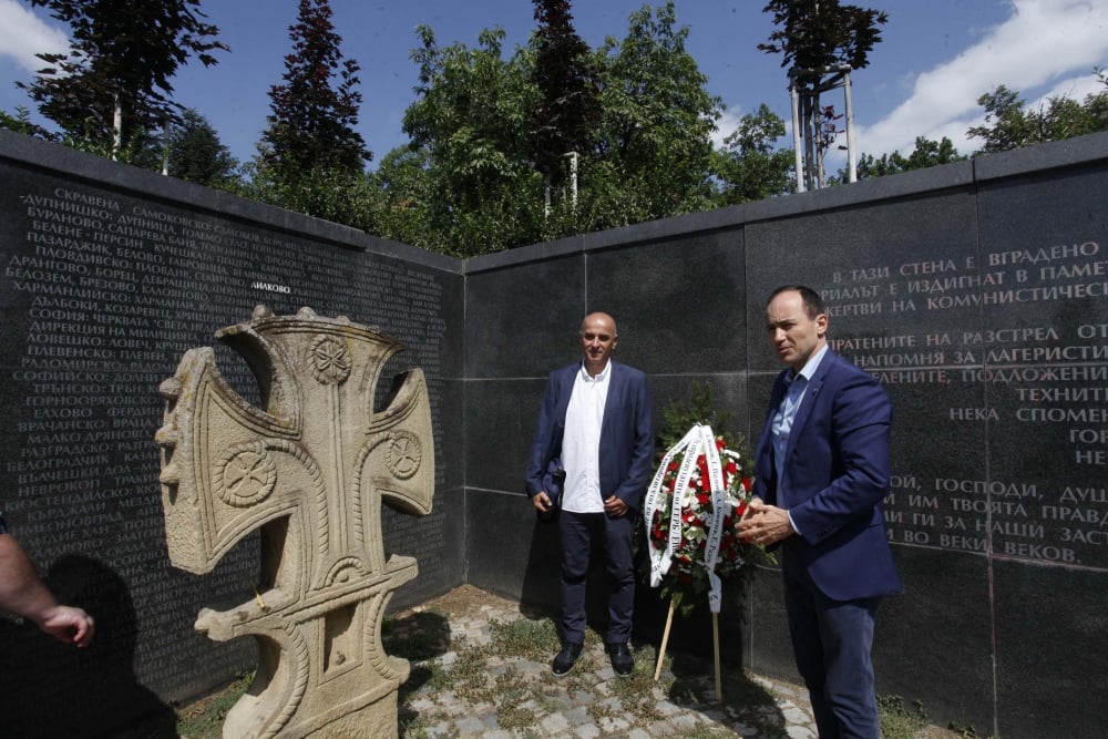 Фоторепортаж в БЛИЦ: Почетоха жертвите на комунизма на Мемориала край НДК (СНИМКИ)