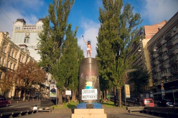 Статуя с голи гърди оживя насред Киев