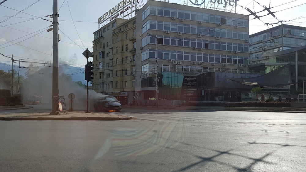 Първи СНИМКИ от горящата кола на бул. "Васил Левски"