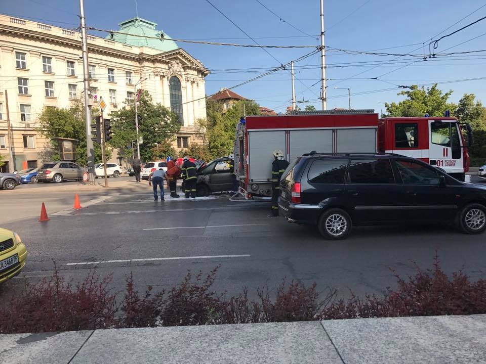Първи СНИМКИ от горящата кола на бул. "Васил Левски"