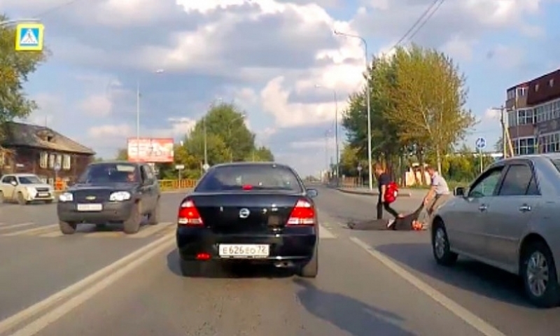 ВИДЕО, което взриви интернет! Нетърпелив шофьор влачи пешеходец по земята