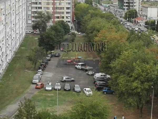 Супер наглост в Бургас! Джигити превърнаха детска площадка в паркинг (СНИМКА)