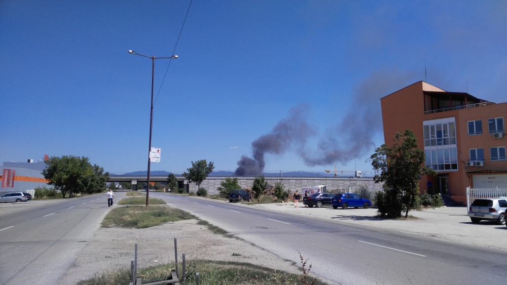 Първи СНИМКИ от ужасяващия пожар на "Чепинско шосе"  в столицата