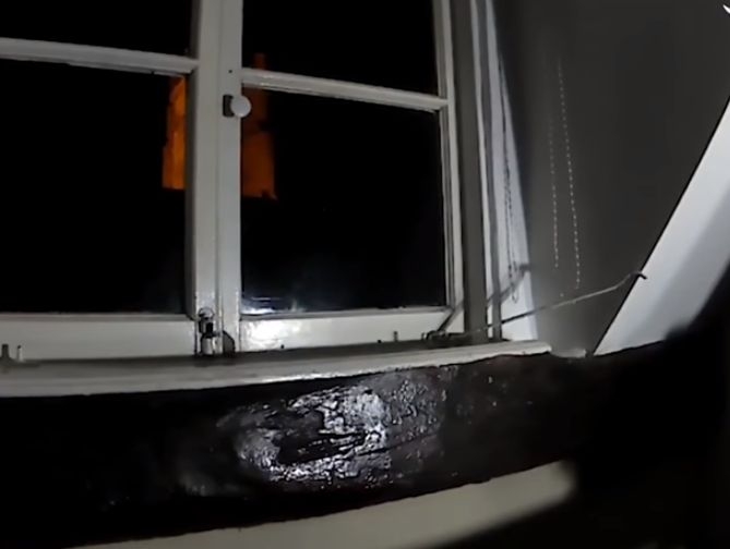 Смразяващо: Призрак отваря прозорците всяка нощ в стара къща (ВИДЕО) 