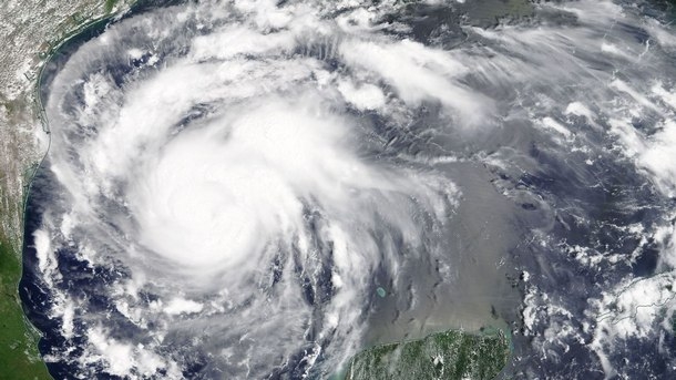 В САЩ е все по-страшно! Националния ураганен център на САЩ: Ураганът „Харви“ достигна трета категория