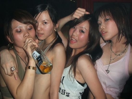 Американците обясниха защо азиатците започват да сияят, когато пият водка 