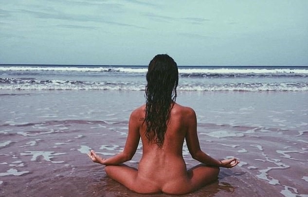 Секси блогърка: Практикувам чисто гола йога, тя направи чудеса за мен (СНИМКИ 18+)