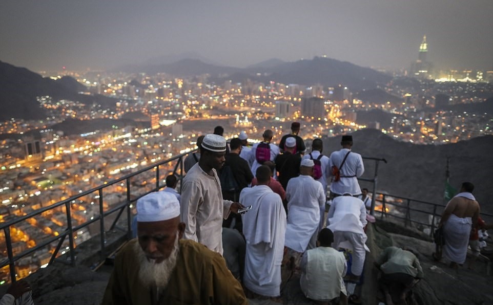 Над 2 милиона мюсюлмани пристигнаха в Мека за поклонение две години след най-голямата трагедия по време на хаджа, убила над 2000 души (ВИДЕО)