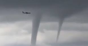Пътнически самолет кацна на фона на страшен смерч в Сочи (ВИДЕО)