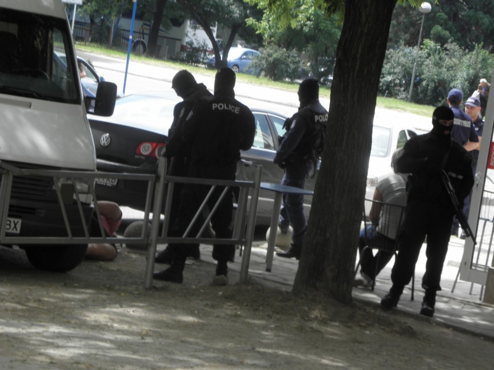 Полицаи с качулки окупираха Карловско шосе в Пловдив, заловиха над 1 кг. хероин