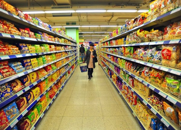 Долна далавера: СНИМКИ показаха как ни цакат с цените в магазините! Колко плащаме ние и колко в Западна Европа