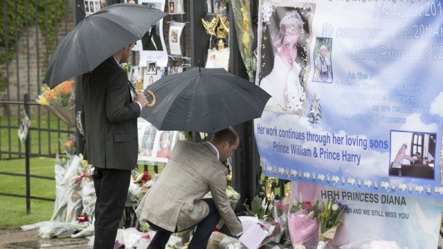 Виж как принцовете Уилям и Хари почетоха паметта на принцеса Даяна (ВИДЕО)