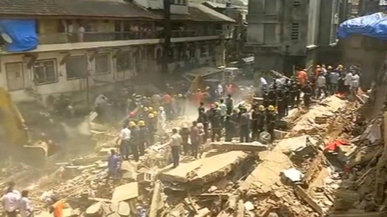 Голяма трагедия в Мумбай след рухнала сграда (СНИМКИ/ВИДЕО)