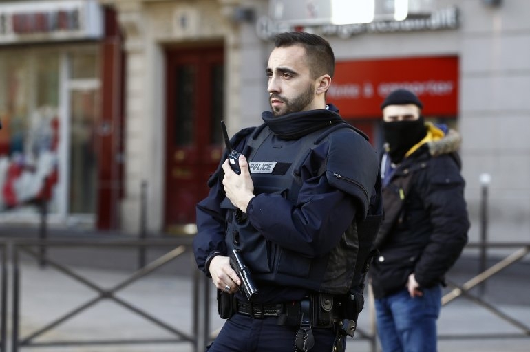Фанатик изкрещя  „Аллах Акбар, извади нож и кла полицаи пред джамия в Берлин