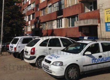 Екшън в Дупница: Арестуваха бивш военен, полицаи откриха оръжеен склад и ценни монети в дома му