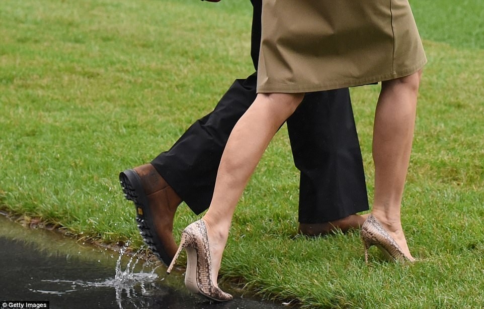 Съпругата на Тръмп за втори път се разходи в Тексас с високи обувки въпреки критиките от първия (СНИМКИ)