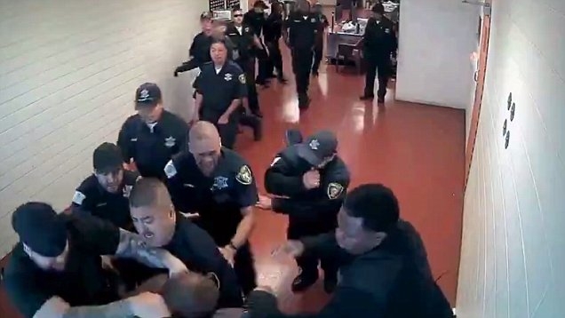 Цели 15 полицаи се нахвърлиха да усмиряват....само един затворник, вижте какво се случи (СНИМКИ/ВИДЕО 18+)