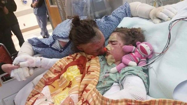 Смела майка спаси дъщеря си в ужасяващ пожар, а това което се случи по-късно, ще стопли сърцето ви (СНИМКИ)
