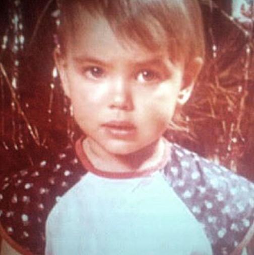 Изплуваха уникални СНИМКИ от детството на Ирина Шейк! Вижте как е изглеждала като малка една от най-желаните жени в света!