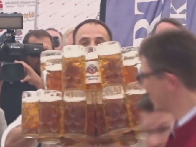 Баварец постави рекорд и показа нагледно как може да се носят 29 бири едновременно (ВИДЕО)