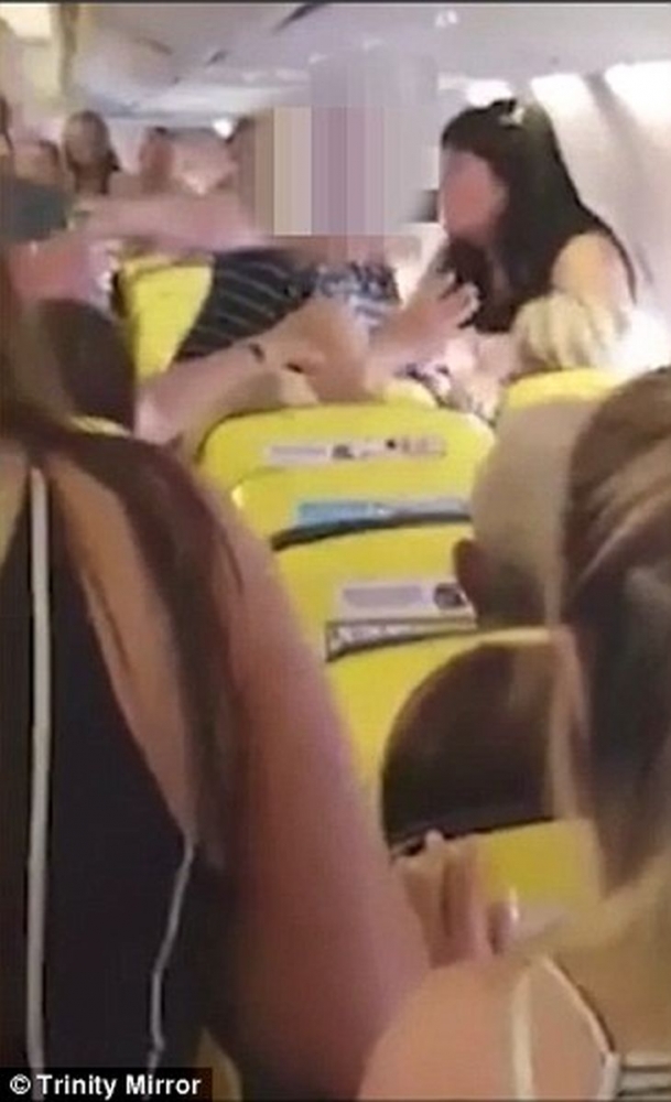 Масова паника на летище - две жени се млатиха пред погледа на десетки (БРУТАЛНИ СНИМКИ/ВИДЕО)