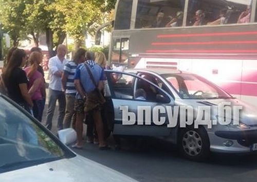 Екшън! Вижте ареста на инспекторите от БАБХ-Бургас, закопчали ги пред десетки свидетели (СНИМКИ)