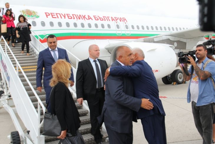 Борисов вече е в Гърция, посрещнаха го с прегръдки