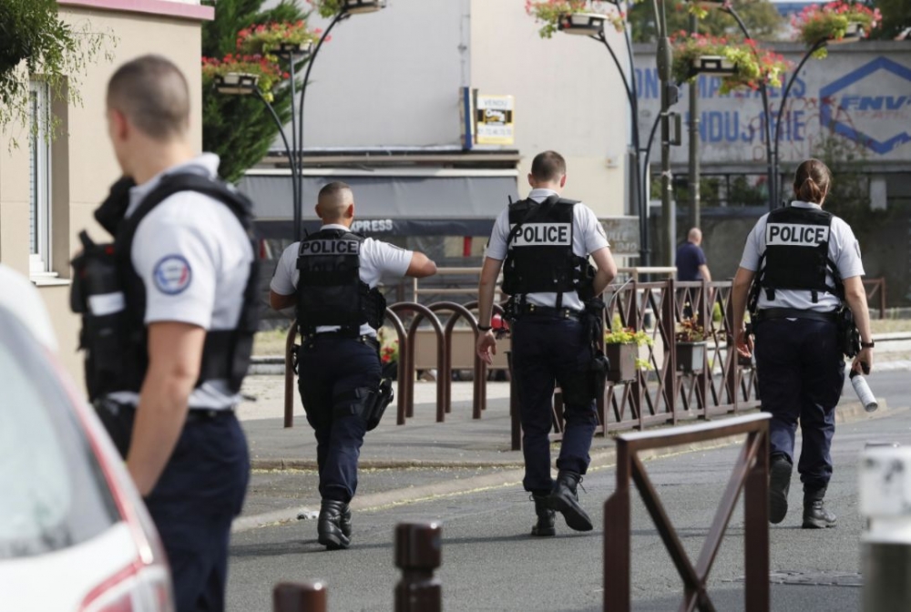 "Майката на Сатаната" вдигна накрак френската полиция (СНИМКИ)