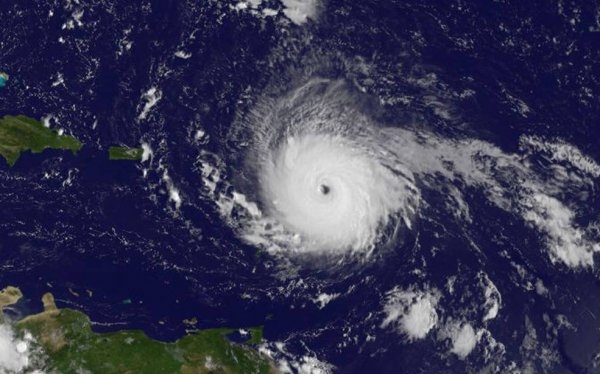 В окото на бурята: Уникално ВИДЕО показва какво се случва в центъра на урагана „Ирма” 